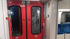 Agresivní "taťka" poničil vlak, policie vyhlásila pátrání. V kočárku měl miminko