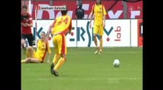 Fotbalový svět uchvátil famózní gól vstřelený skluzem z půlky