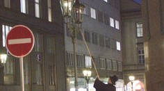 Do centra Prahy se před Vánocemi vrátil lampář