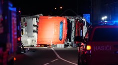 Při zásahu zemřel mladý hasič. Zůstal uvězněný v kabině převrácené cisterny