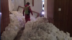V Alpách napadl další metr sněhu! Přívaly prorazily okna hotelu