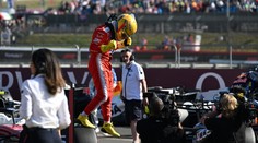 Hamilton rozpálil Silverstone! Doma urval pole position o 11 tisícin