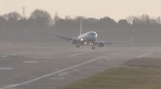 VIDEO: Divoké přistání. Vítr s letadly cloumal, jako by byla z papíru