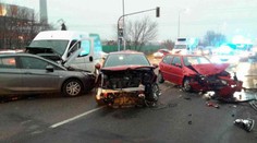 Sedm aut v sobě! Hromadná nehoda zablokovala křižovatku
