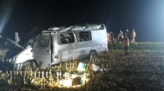 Mikrobus se převalil přes střechu a skončil v poli! Cestovalo v něm 12 lidí