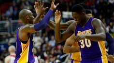 Bryant se konečně mohl smát. Dal 31 bodů a Lakers vyhráli