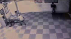 Zloději se pokusili vytrhnout bankomat ze zdi. Přetrhlo se jim lano