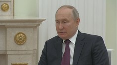 VIDEO: Putinovi se křečí rozklepaly nohy. Na jednání se nedokázal soustředit