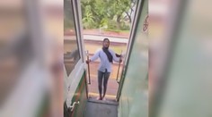 VIDEO: Kvůli záběru na TikTok se vyklonila z vlaku. Sloup jí málem urazil hlavu