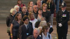 Několikatisícový dav se přišel s královnou rozloučit ve Westminster Hall. Rakev tam zůstane až do pondělního pohřbu