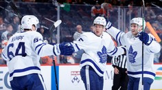 Kaše zpečetil výhru Toronta stým bodem v NHL, brankář Vejmelka byl opět střídán