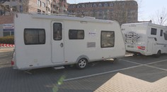 Personál nemocnic i domovů spí v karavanech. Nechtějí ohrozit rodinu
