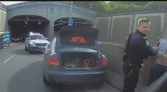 Opilý řidič v Praze ujížděl policistům. V autě vezl dítě a naboural