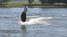 Z kola a lyží na vodní prkno. Sportovní hvězdy řádily na jetsurfech