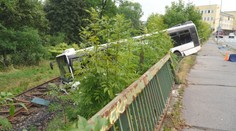 Řidiči, který měl způsobit nehodu autobusu ve Varech, hrozí vězení. Byl opilý