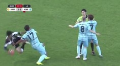 Do hromadné bitky se připletl i Podolski! Brankářem flákli o zem