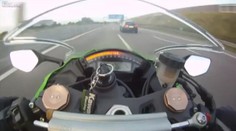 Šílená honička! Dožene motorkář při rychlosti 300 km/h osobák?