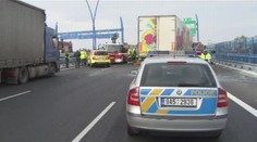 Nehoda na Pražském okruhu. Chaos v obou směrech