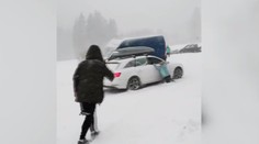 Auto holýma rukama nezastavíte. Jak jezdit na sněhu a náledí?