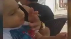 Otřesné video: Chlapečka donutili kouřit cigaretu a pít pivo!