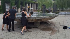 ANKETA: V kašně před krematoriem se cákaly děti. Správě hřbitovů to nevadí