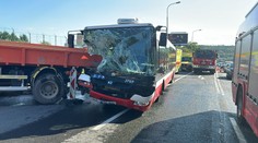 Nehoda autobusu v Praze. Srazil se s náklaďákem, 12 lidí je zraněných