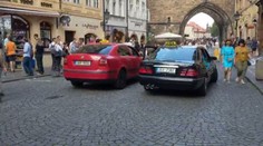 Drsná hádka s taxikáři! Měl praštit ženu, pak sprostě nadával. VIDEO