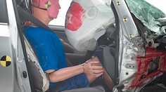 Video: Řidič přežije, spolujezdec ne. Hlavně že auta splní crashtesty...