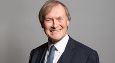 Útok nožem na britského politika. Šlo o teroristický čin, tvrdí policie