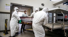 Nárůst nakažených ve světě zrychlil. Přibývá přes 100 tisíc případů denně