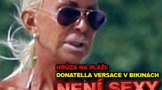 Hrůza na pláži: Donatella Versace v bikinách NENÍ SEXY
