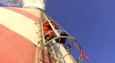Aktivisté Greenpeace slezli z komína elektrárny