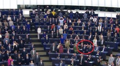 Při hymně EU se Farage a spol. otočili zády. SPD zůstala sedět