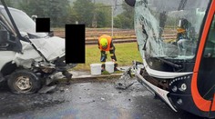 V Ústí nad Labem se autobus srazil s dodávkou. Na místě jsou ranění