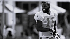 Na hlavu mu spadl ocelový trám. Bývalý hráč NFL zemřel na následky nehody
