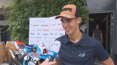 König si před závody v Mostě zapózoval pro časopis. Radši půjdu k pásu, smál se