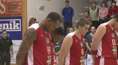 VIDEO: Basketbalisté Hradce poprvé od smrti spoluhráčů hráli zápas