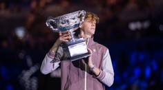 Šampion Sinner: Kdysi válel na lyžích, fandí AC Milán a kouče poráží v kartách