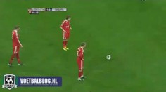 VIDEO: Fotbalový břídil z metru překopl prázdnou bránu