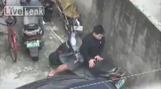 Je horko, motorkáři vytáhli své mašiny a někteří s nimi mají opravdu DŮVĚRNÝ VZTAH