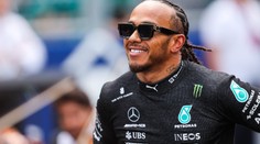 Hamilton jedná o nečekaném přesunu do Ferrari. Hotovo může být do neděle