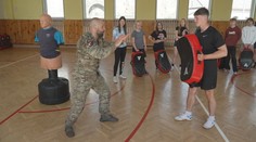 Školy zavádí do výuky branné prvky. Vojáci připravují děti na krizové situace