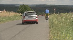 Novela zákona: Při předjíždění musí být mezi autem a cyklistou 1,5 metru