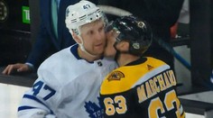 Zase mu dal hudlánka! V play-off NHL nechybělo ani vášnivé líbání