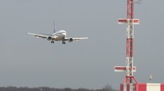 Dlouhé fronty, chaos a zrušené lety. Letecká doprava čelí obrovské krizi