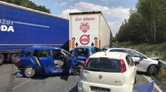 Hromadná nehoda na D6. Srazily se dva náklaďáky a čtyři auta