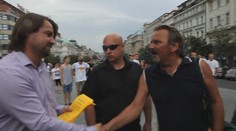 Na Martucciho demonstraci přišlo pár lidí, pak je rozehnala bouřka