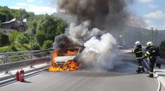 Z auta šlehaly plameny! Řidička utekla na poslední chvíli! FOTKY
