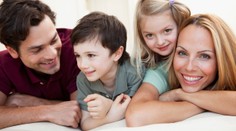 Čeští muži jsou mamánci, ale začínají s prací dříve než ženy!