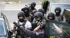 Drama v Braníku. Policie se po hodinách dostala k ženě, kterou muž držel násilím v bytě